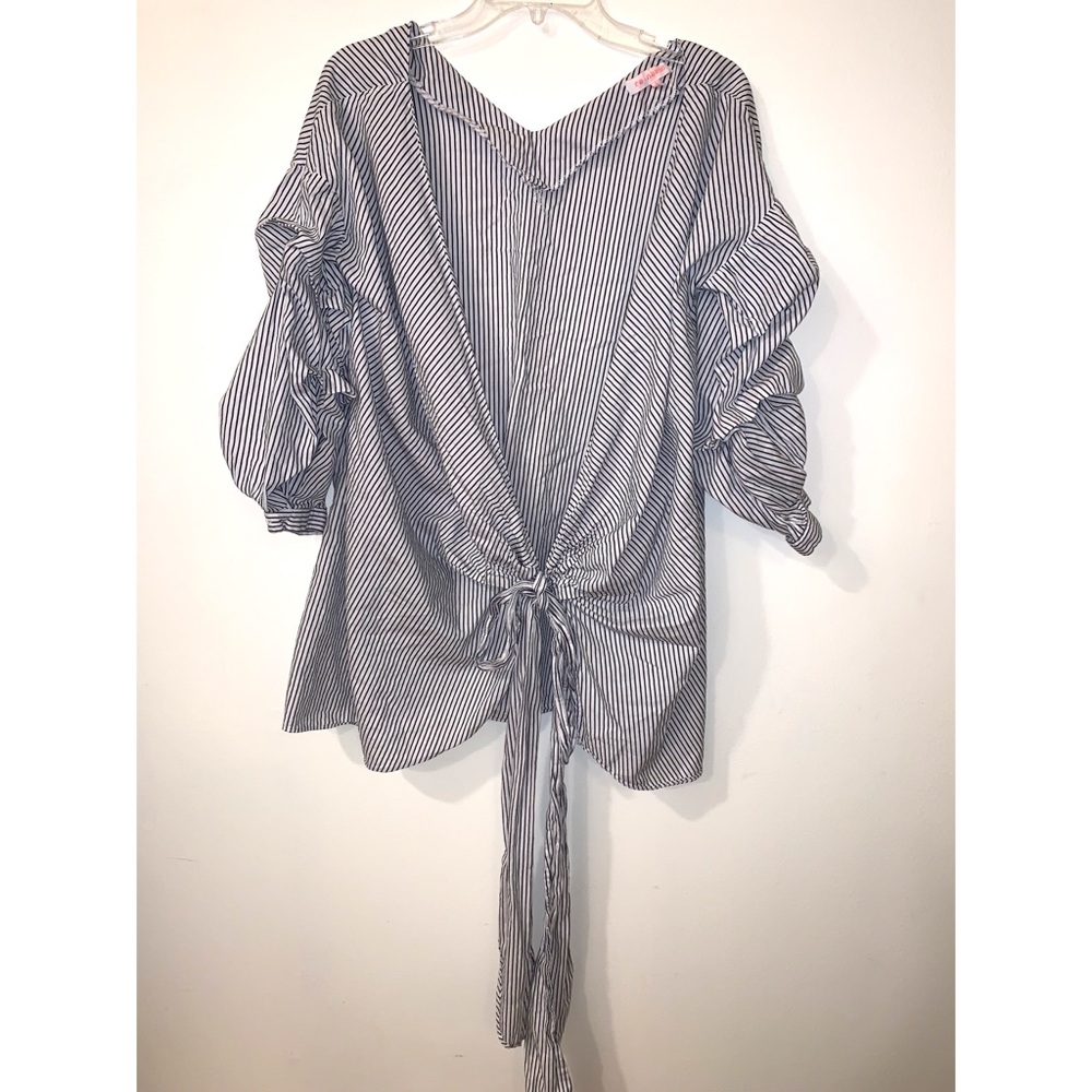 Women’s OVER SIZED - Size Small Top | Fashion | Front Tie Top